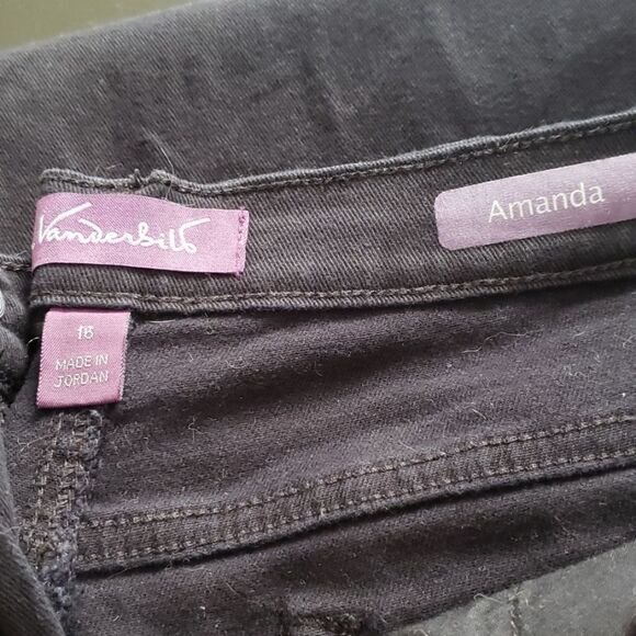 Gloria Vanderbilt   - Picture 2 of 2